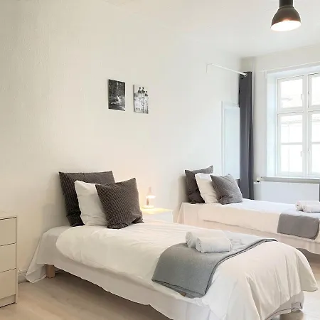 Big With 2 Bedrooms In Appartement *